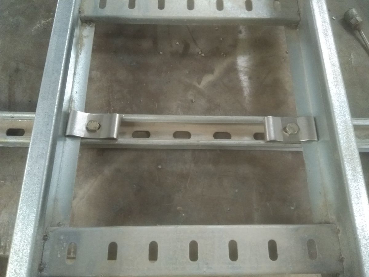 Kẹp cố định thang cáp