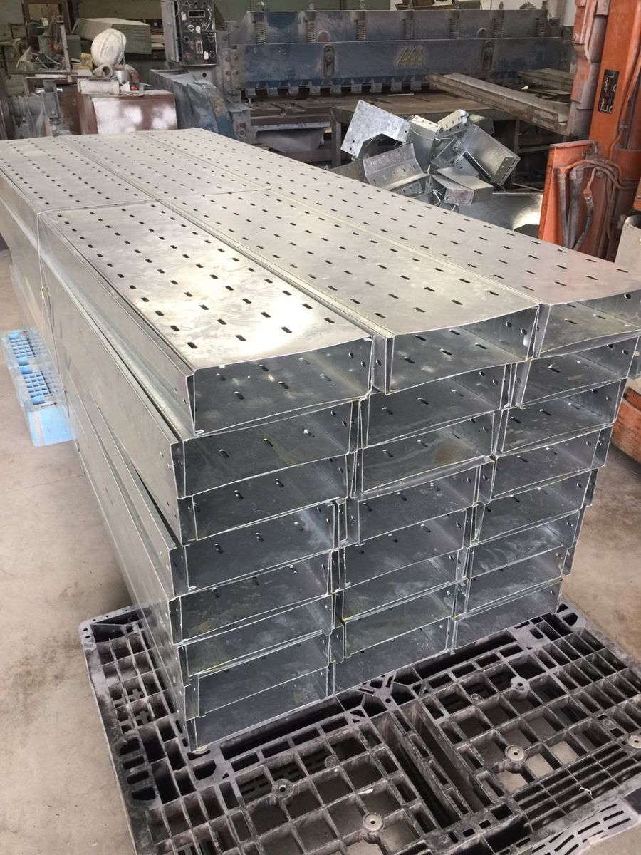 Khay cáp đột lỗ mạ kẽm xếp trên pallet