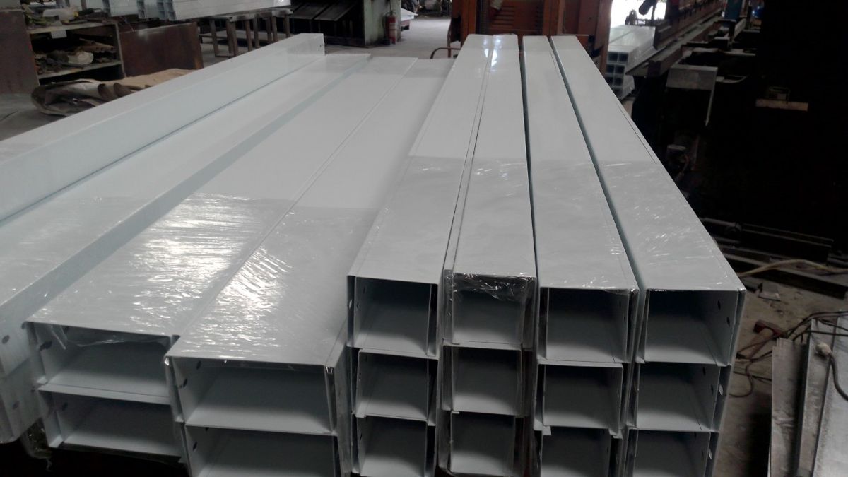 Máng cáp sơn tĩnh điện xếp trong xưởng