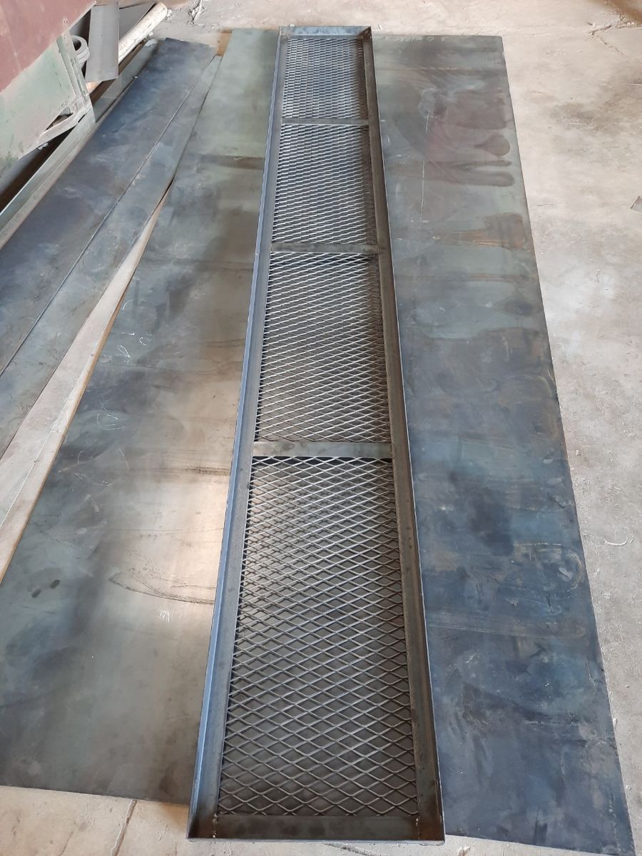 Tấm sàn thao tác đặt trên nền xưởng