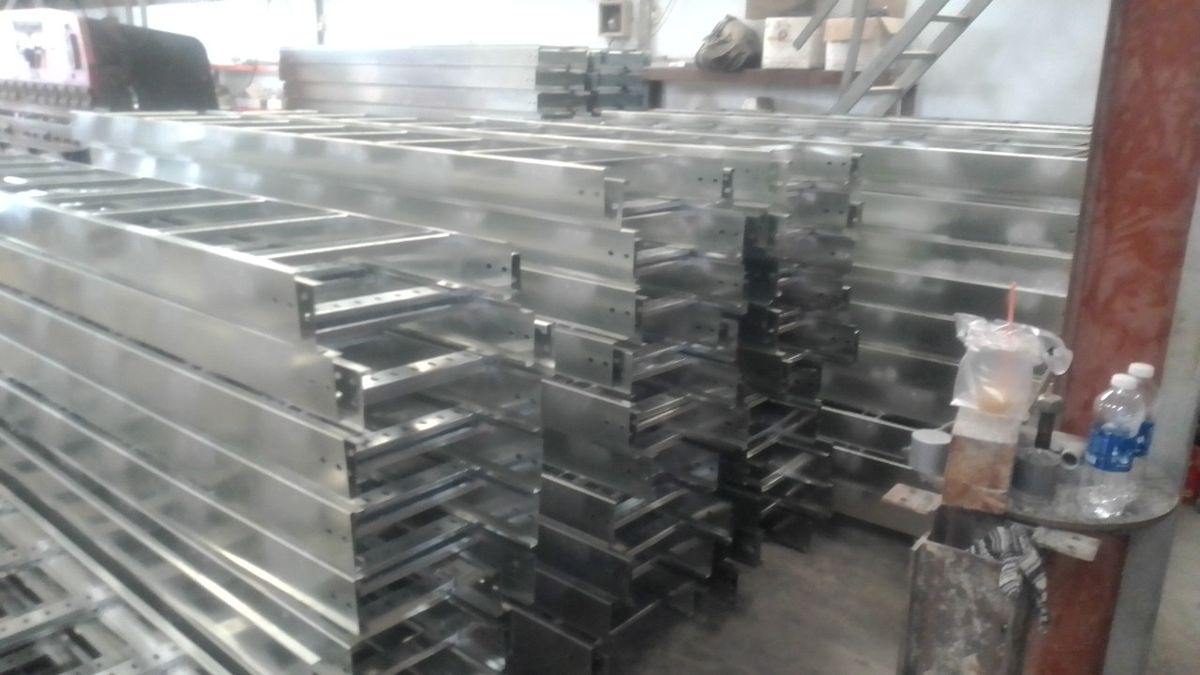 Thang cáp 300x100 tôn mạ kẽm
